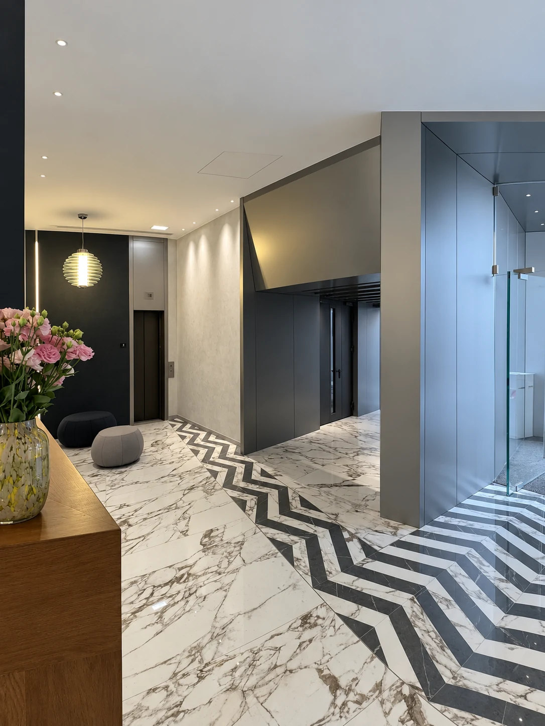 Hall di rappresentanza: ingresso con pavimentazione geometrica in marmo