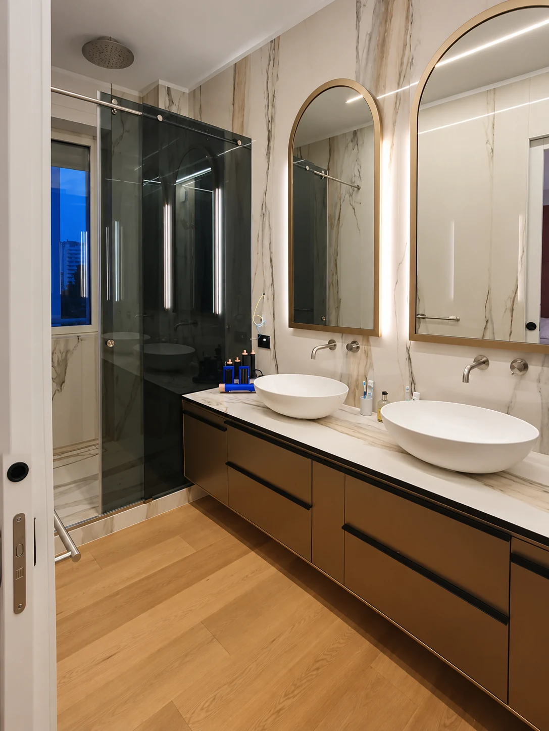 Penthouse: rivestimenti e arredi del bagno