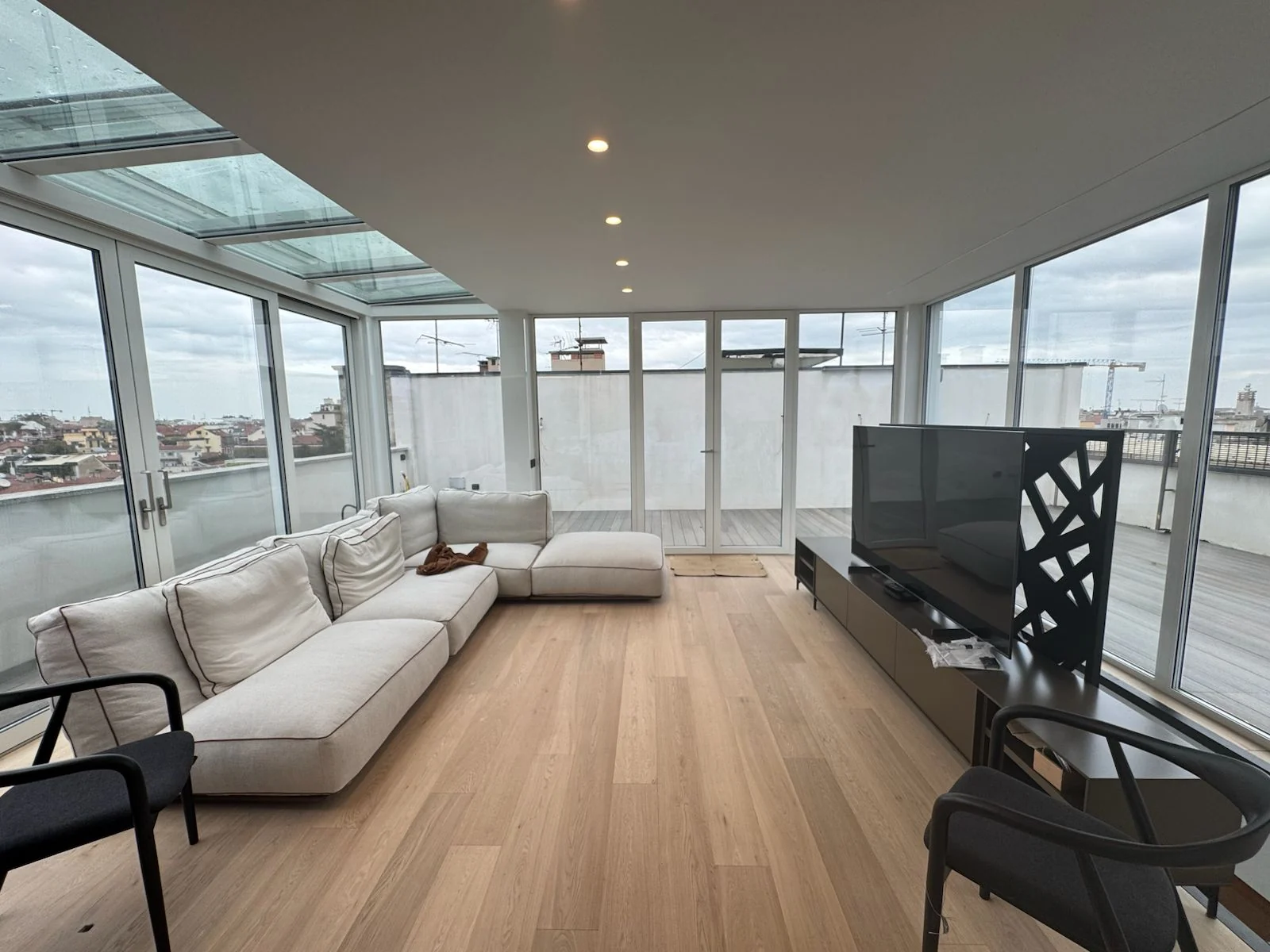 Penthouse: soggiorno vetrato e vista sulla città