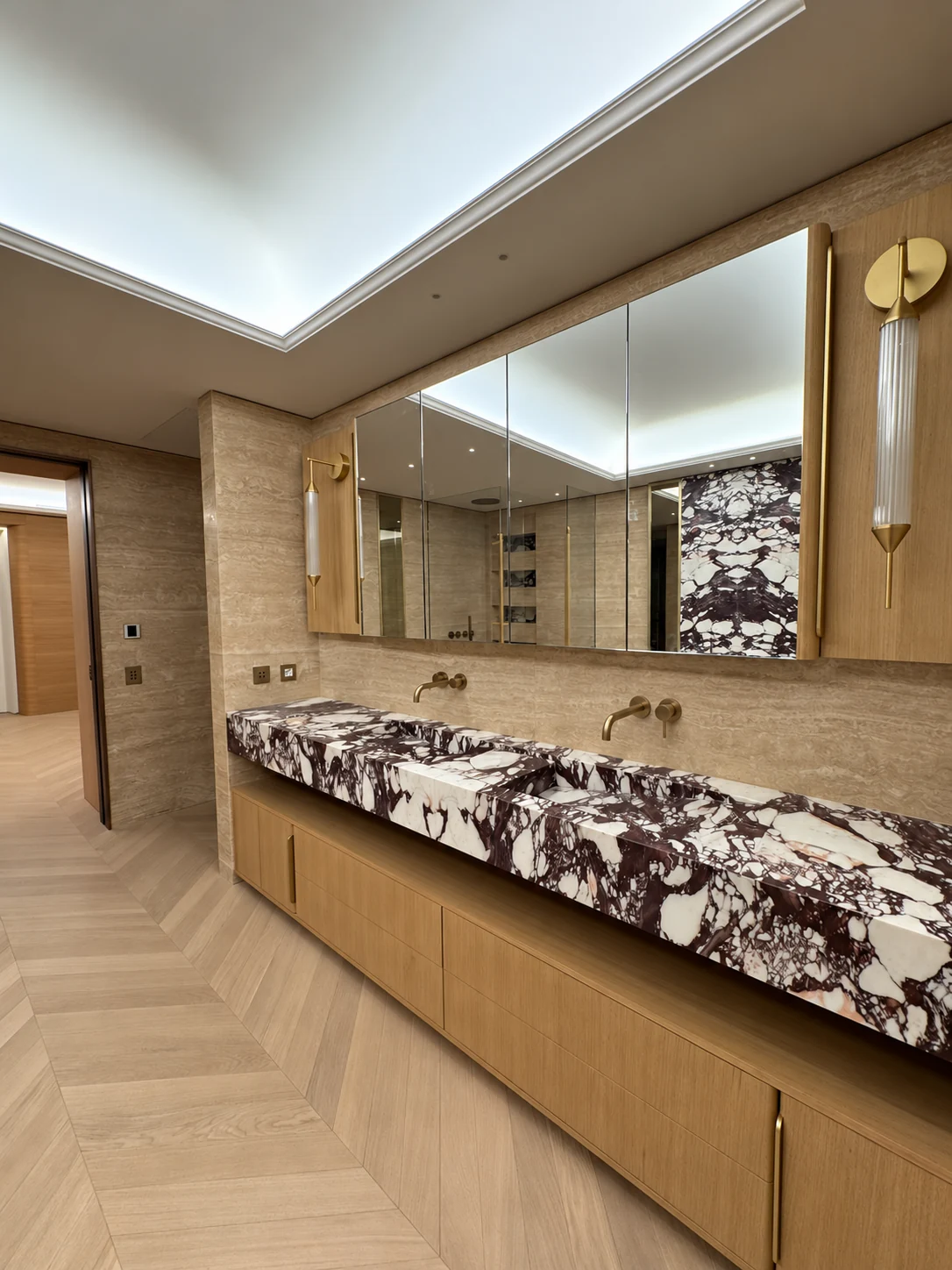 Residenza: bagno in marmo; rubinetteria completata graficamente