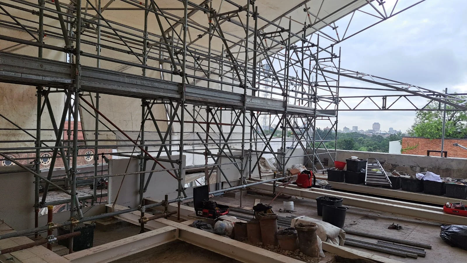 Cantiere: vista delle lavorazioni e dei ponteggi