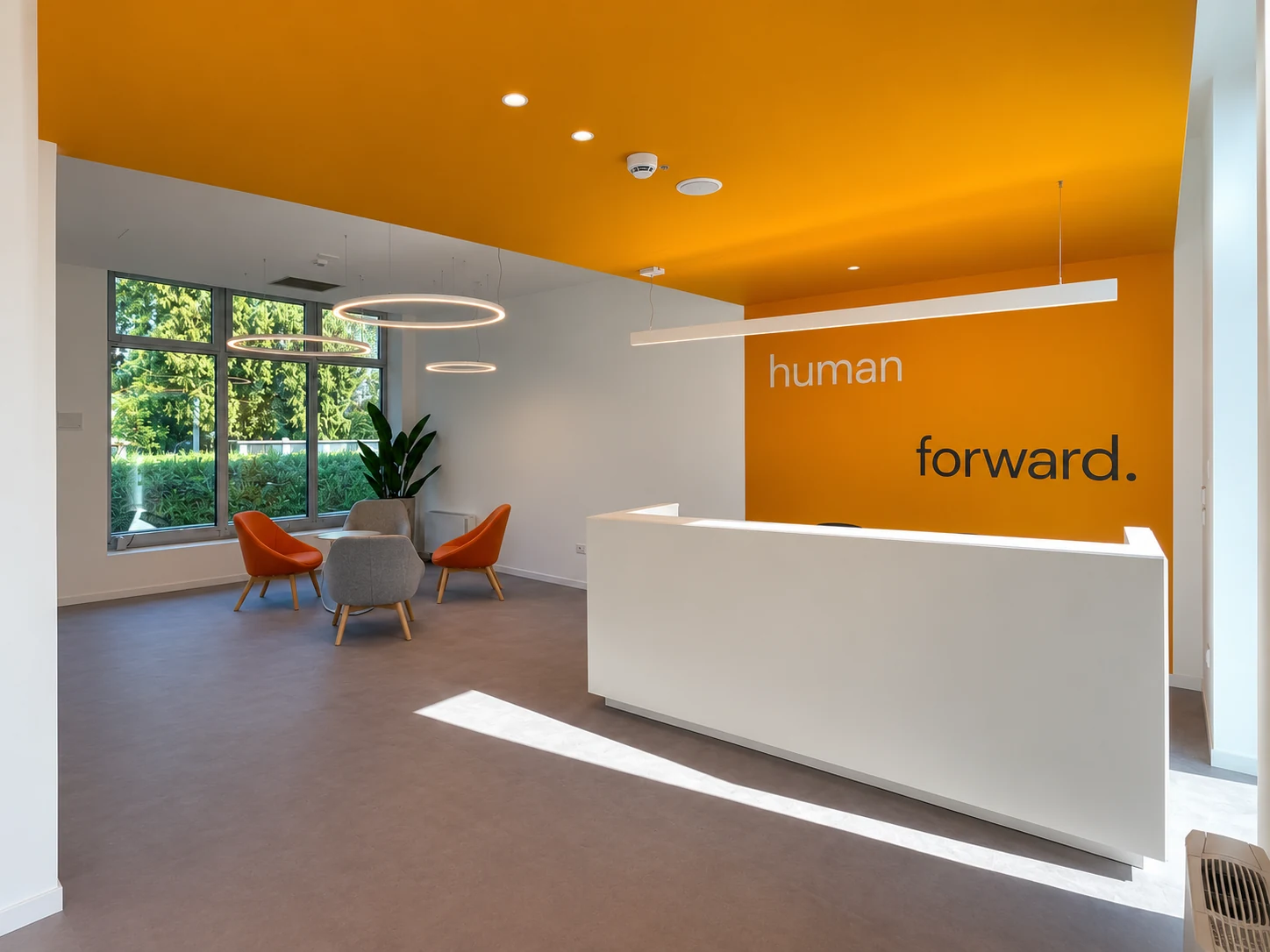 Uffici Randstad: reception e parete color ocra