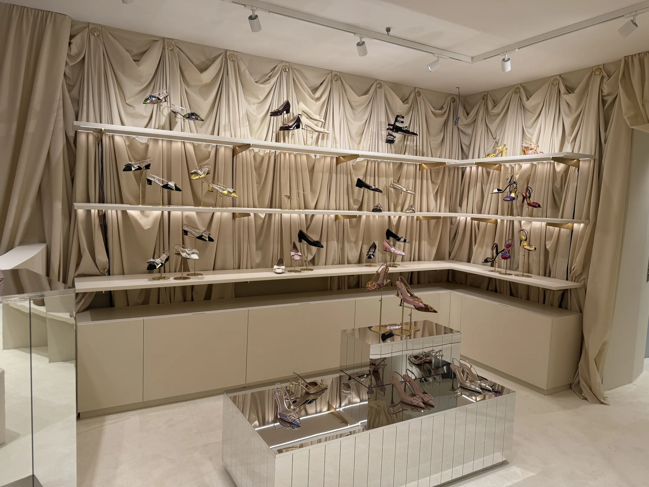 Boutique Valentino: dettaglio degli espositori