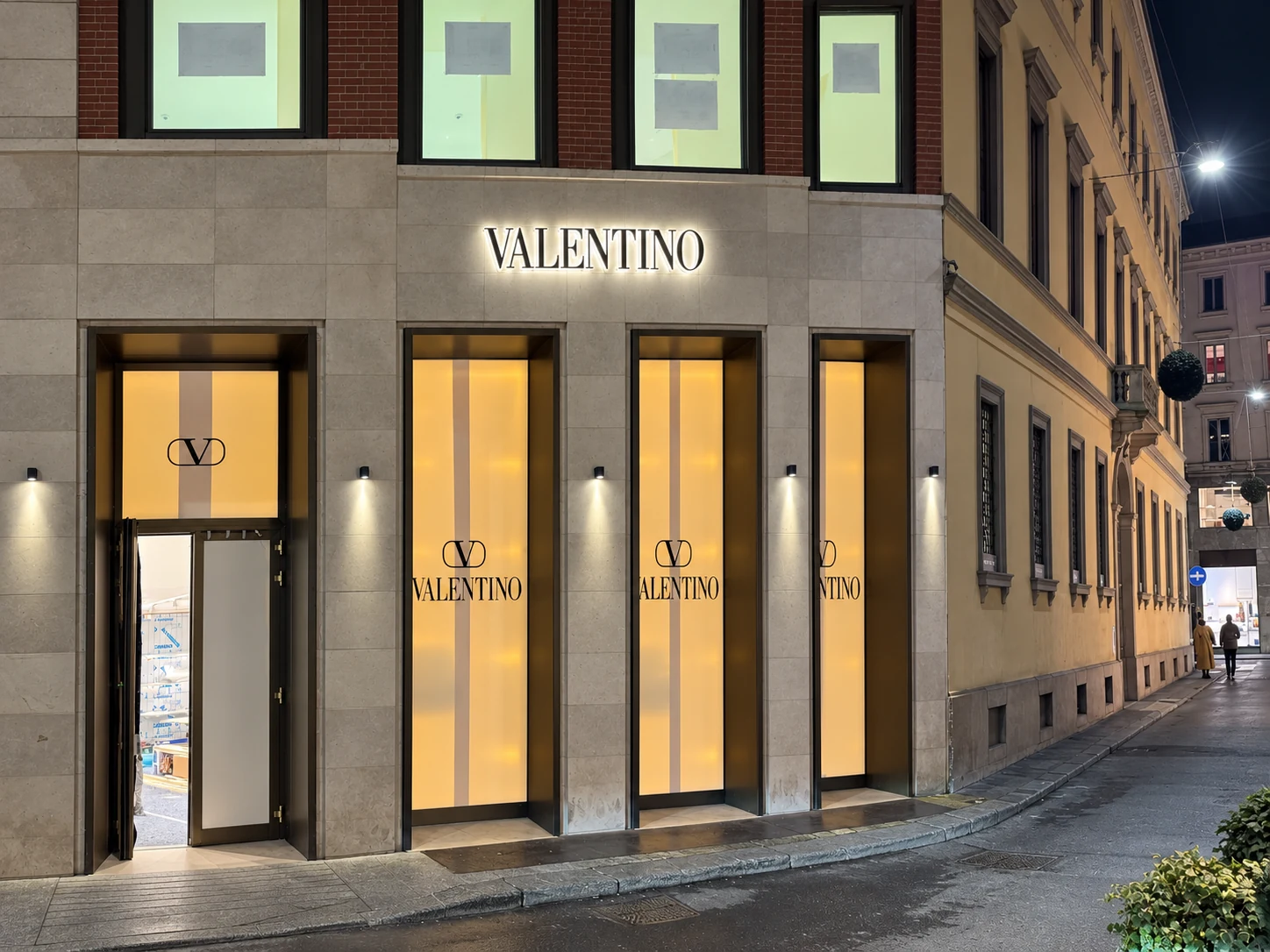 Boutique Valentino: facciata e ingresso illuminati