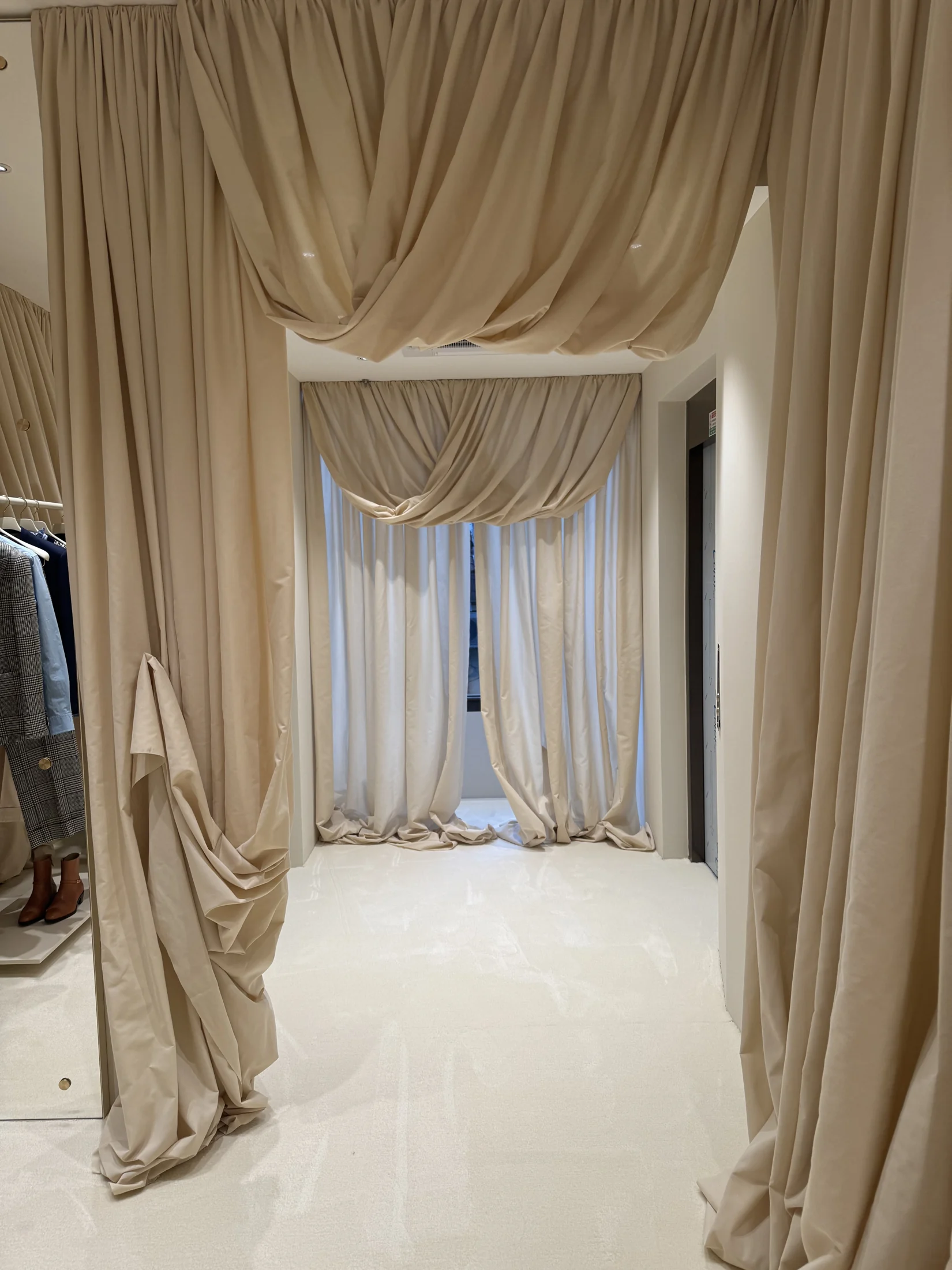 Boutique Valentino: passaggio tra gli ambienti
